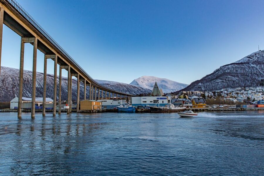 1 Hour Photo & History Cruise - Cold weather reality: the heated lounge and warm gear are the point