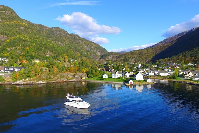 4 Day Bergen - Hardangerfjord private fjord-cruise - Day 3 late: Fyksesund’s silent fjord-feel and an apple-farm cider lunch