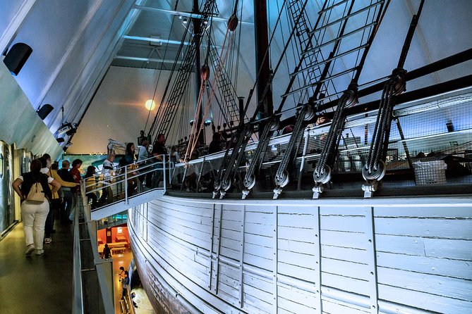 8 hours Full-Day Exclusive Oslo Tailormade Guided Limo Tour - The 800-year-old fortress viewpoint: history right in the city core