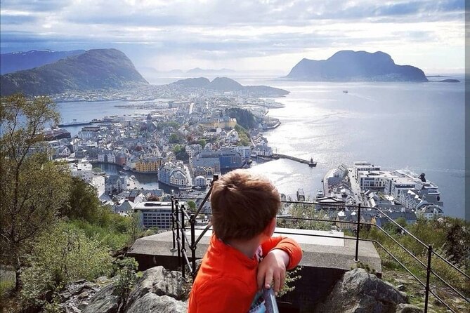 Ålesund-Aksla-Alnes-Giske-Sunnmøre museum 100 % Highlights 4.5 H - Brosundet and Molja Lighthouse: Fishing History Meets a Great Photo End-Point