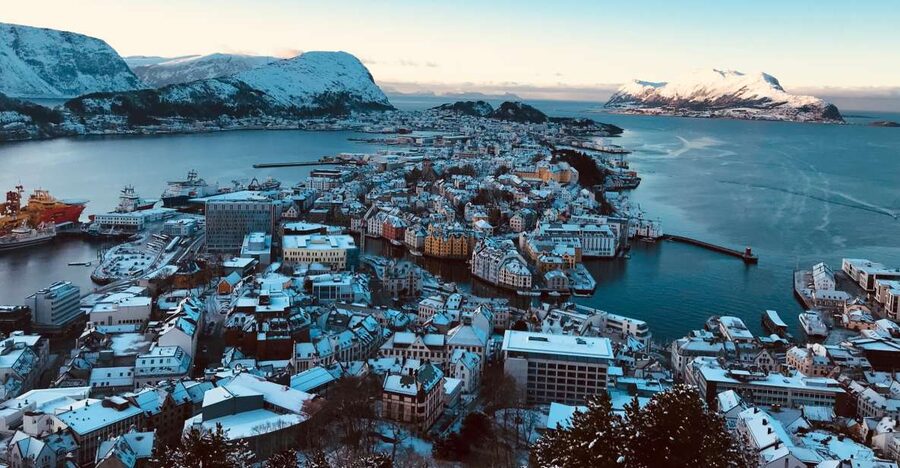 Ålesund: Ålesund and Surrounding Islands Audio Guide Tour - Meeting point and how to avoid starting-stress