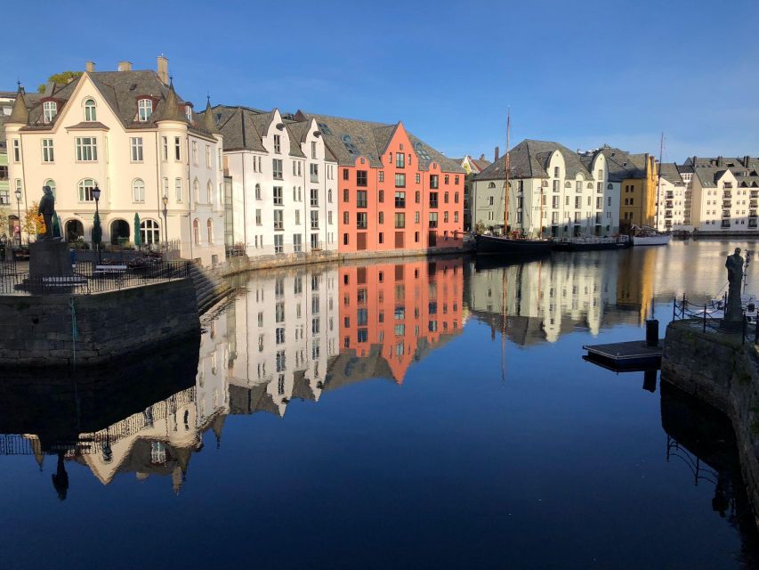 Ålesund: Giske and Godøy Islands Guided Sightseeing Tour - Alnes Fyr on Godøy: fishing-village calm and big Atlantic views