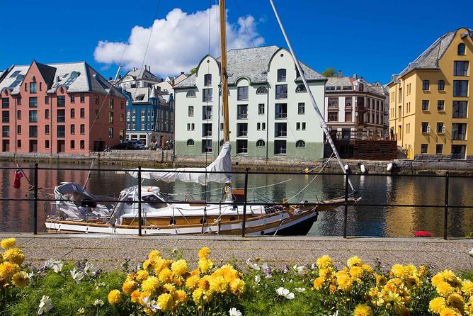 Alesund Shore Excursion: The Ultimate Sightseeing Tour - Sunnmøre Museum: open-air homes and boats that explain daily life