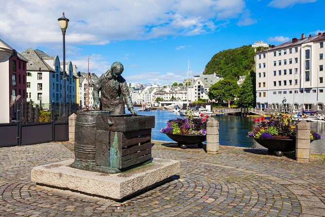 Alesund Shore Excursion: The Ultimate Sightseeing Tour - The guide and group experience on a max-45 coach