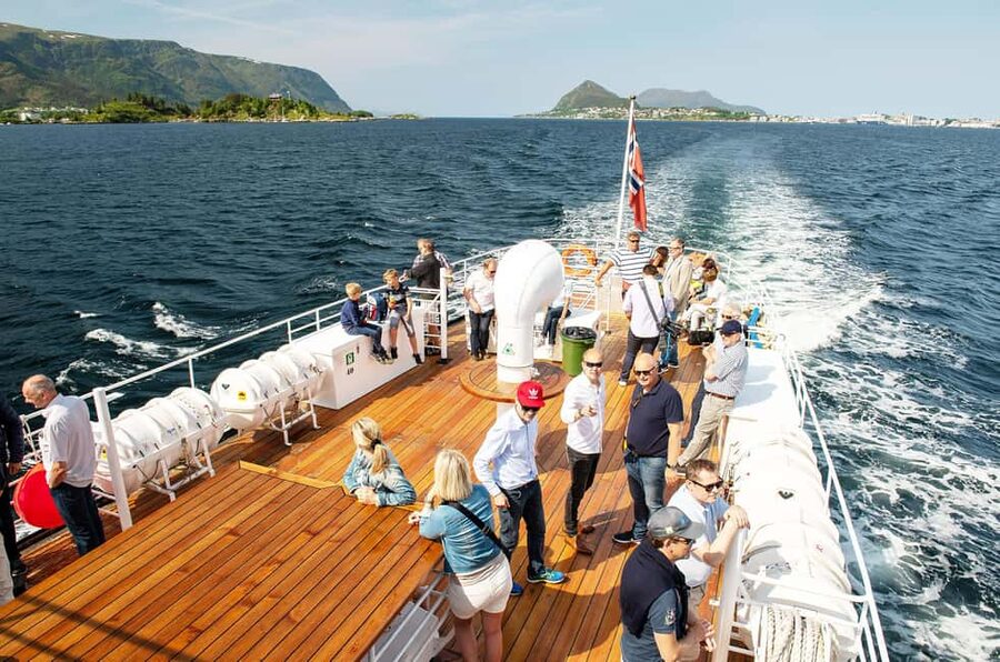 Ålesund to Geiranger Fjord Boat Tour with Return Bus Tour - The big-picture plan: how you cover Ålesund, Hellesylt, and Geiranger in one day