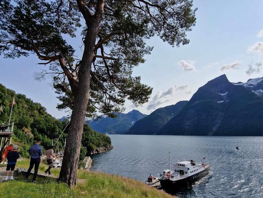 Ålesund-Trandal fjord tour with 3 hours stop at Trandal - Sailing the Hjørundfjord: the real point of the trip