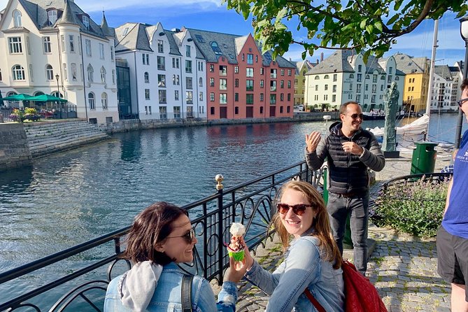 Amazing city walk in Ålesund - Entering Ålesund on foot, then learning how to read it