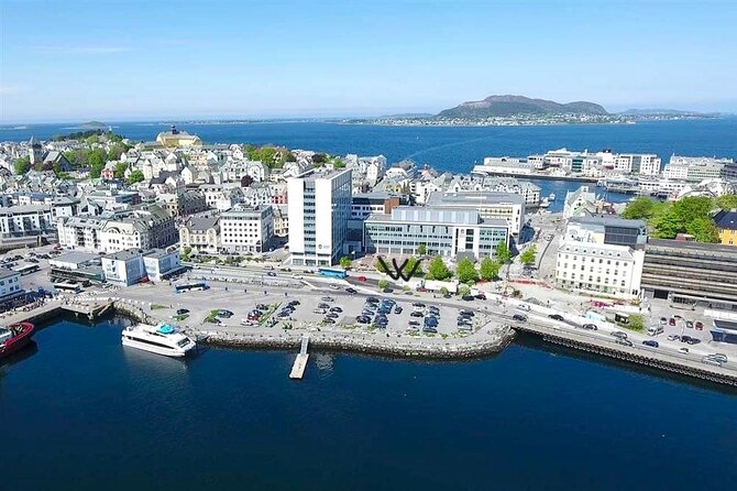 Amazing city walk in Ålesund - Meeting at Rådhusplassen, right where you want to be