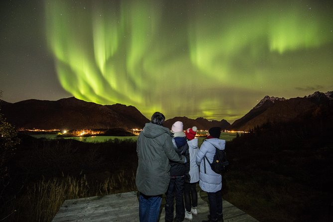 Aurora Capture with Photographer - The photographer advantage: better aurora results with your phone and DSLR