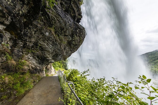 Bergen Beyond Day trip - Stop 2: Fossen Bratte, fantasy-valley views plus a closer approach