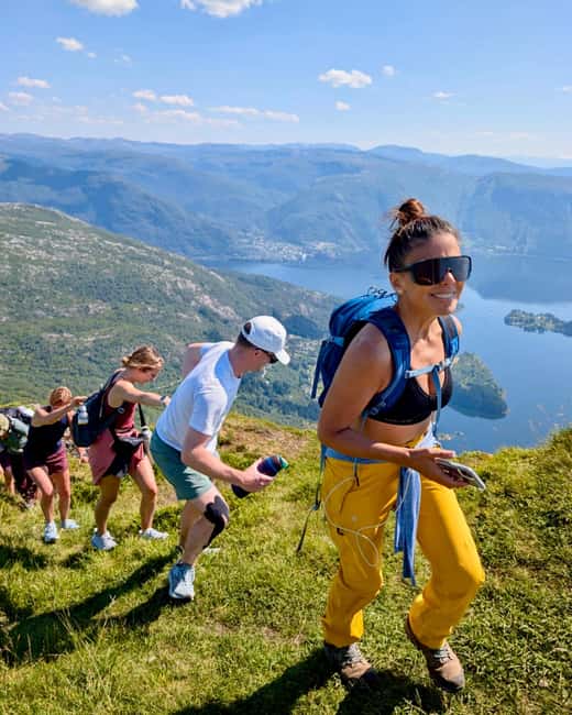 Bergen: Fjord Hiking - Public tour - A 6-hour rhythm: meet in town, drive, climb, summit, return