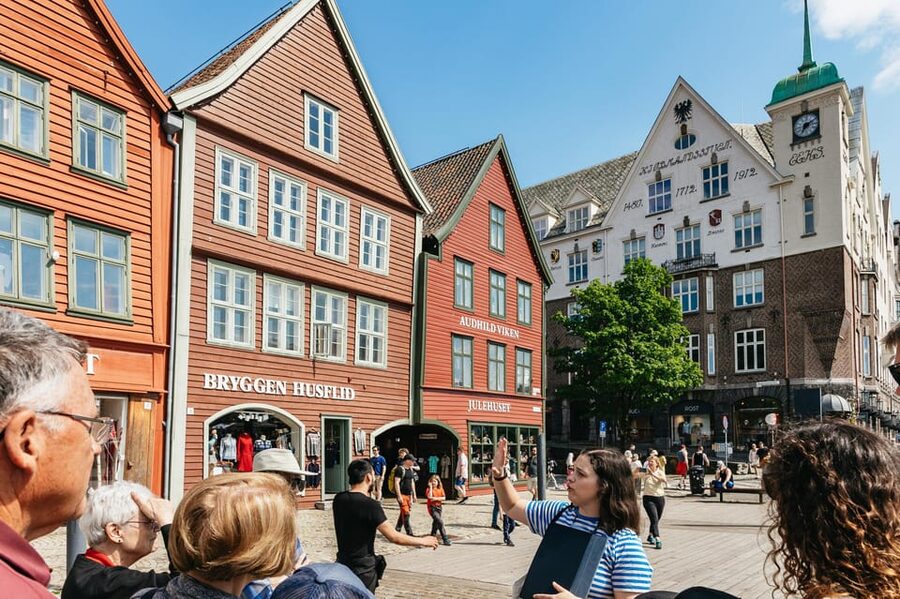 Bergen: Guided Minibus Tour with Photo Stops - Meeting at Bradbenken 1, and how not to miss the bus