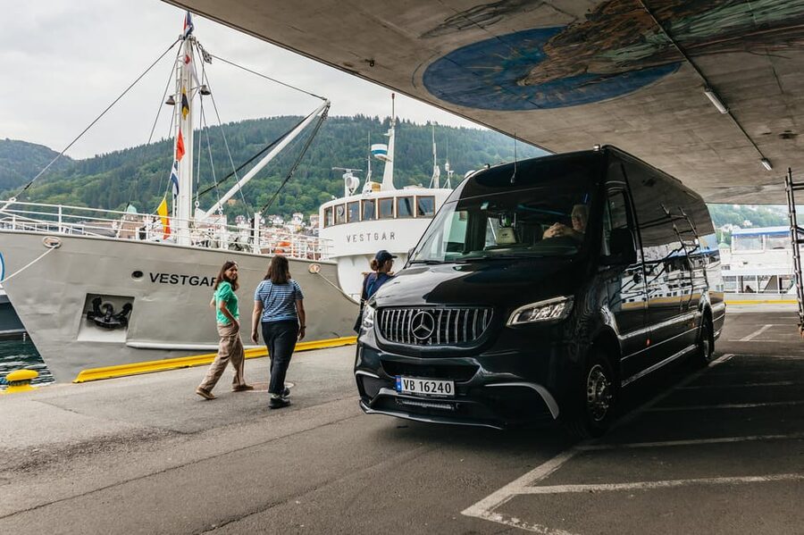 Bergen: Guided Minibus Tour with Photo Stops - Photo stops you can aim for: postcard Bergen, Nordnes, mountainside views, and a fishing hamlet