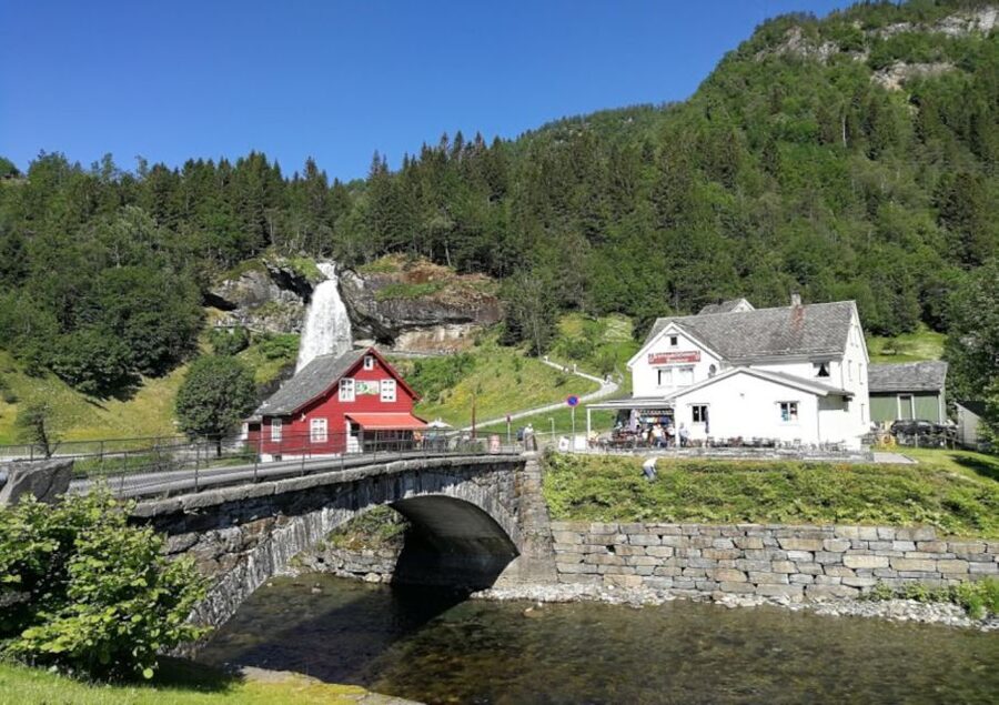 Bergen: Hardangerfjord, Voss Gondola & 3 Great Waterfalls - The driving rhythm, timing, and what it means for your day