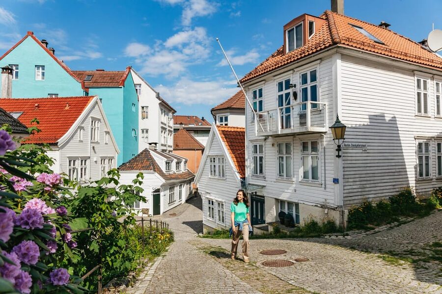 Bergen: Past & Present Small Group Guided Walking Tour - Before You Go: umbrellas, cobblestones, and how to plan your timing