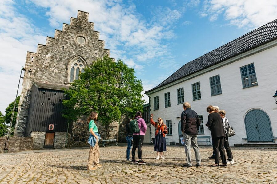 Bergen: Past & Present Small Group Guided Walking Tour - Photo stops that teach the city layout: Wesenbergsmauet, Fjellgaten, Fløibanen, Skostredet