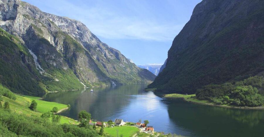 Bergen: Private Day Tour, Nærøyfjord Cruise and Flåm Railway - Bergen to fjord country, in one guided loop
