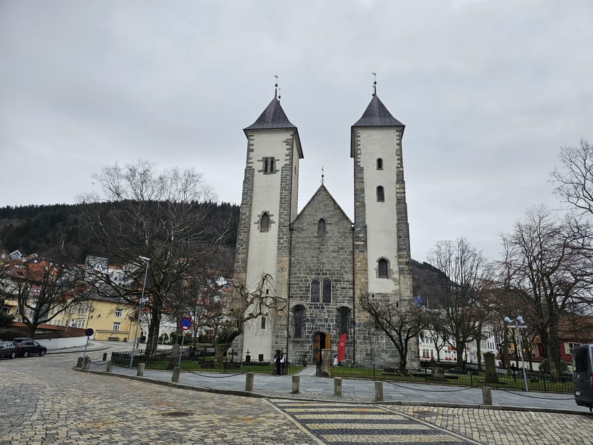 Bergen's Twilight Magic: An Evening Adventure - Waterfront Moments and Night Music by the Harbor