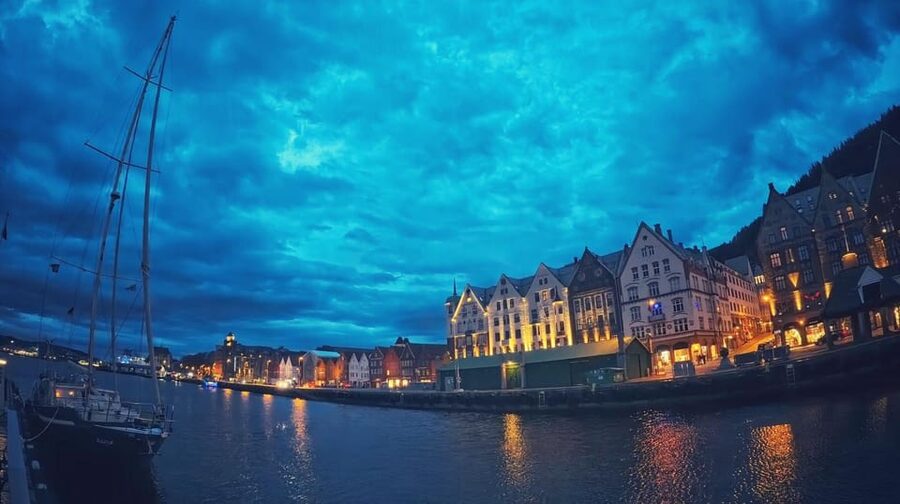 Bergen's Twilight Magic: An Evening Adventure - When Weather Turns the Lights Soft: What to Wear and Expect