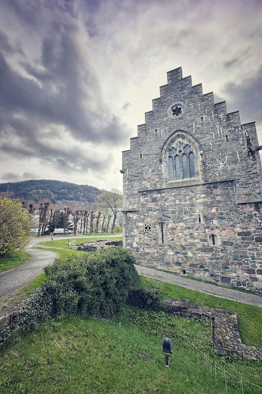 Bergen's Twilight Magic: An Evening Adventure - Your Private Guide and the Stories Behind the Streets