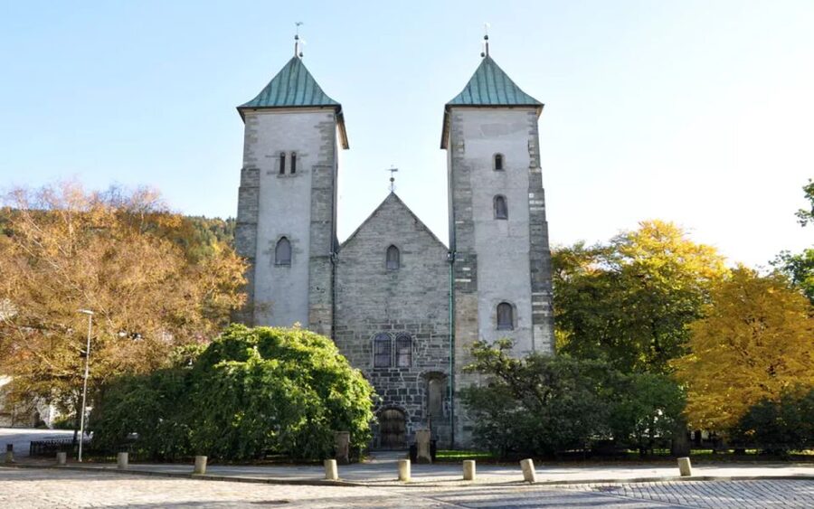 Bergen: Sightseeing Cruise of Bergen's Historic Landmarks - Skuteviken and Sandviken: Wooden Warehouses at Fjord-Speed