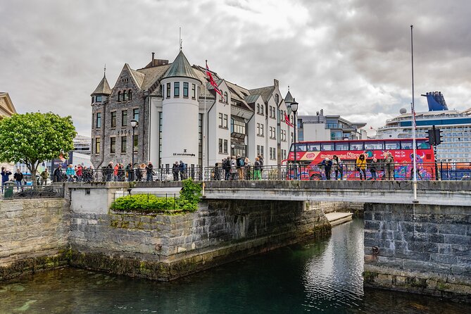 City Sightseeing Alesund Hop-On Hop-Off Bus Tour - The audio guide and headphones: turning the ride into context