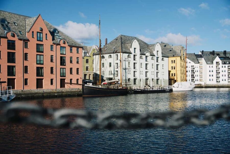 City walk in Ålesund: Art Nouveau, sea views, and insider tips - Getting Oriented at Fiskergutten, the Sea-Fishing Start