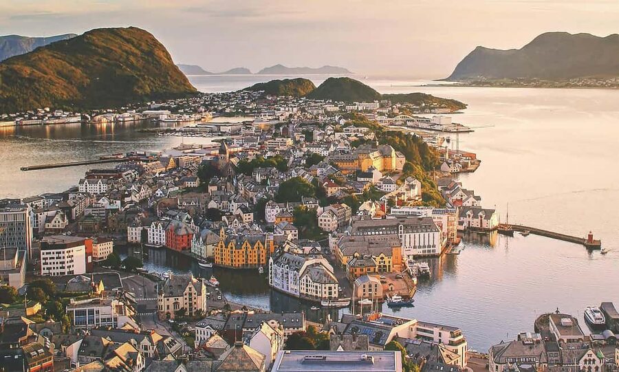 City walk in Ålesund: Art Nouveau, sea views, and insider tips - Ålesund Square and the Pace That Helps You Ask Questions