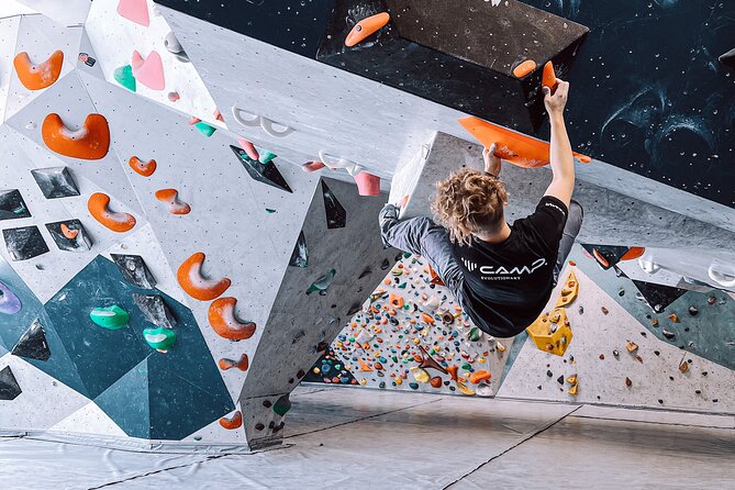 Climbing in Mørkvedhallen Klatresenter - Bouldering and rope climbing, how the gym layout helps you succeed