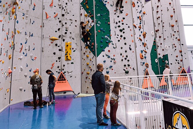 Climbing in Mørkvedhallen Klatresenter - Staff, community energy, and why it matters for beginners