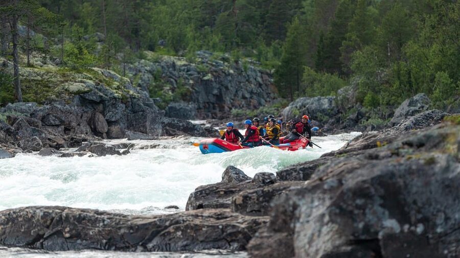 Dagali/Geilo: White Water Rafting Adventure - level 2 - Guides and humor on the raft: safety that feels friendly