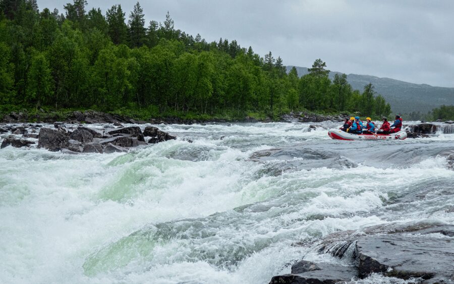 Dagali/Geilo: Wild Viking white water rafting - level 3 - Safety briefing and the short bus drive to the river