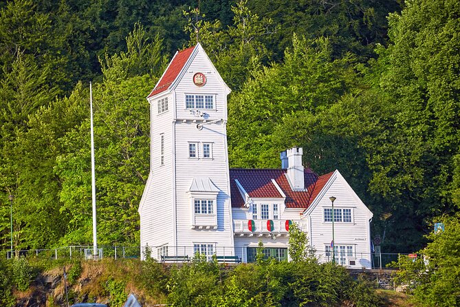Discover Bergen on Foot and Boat - A Walking Tour With a Ferry View You Can Actually Use