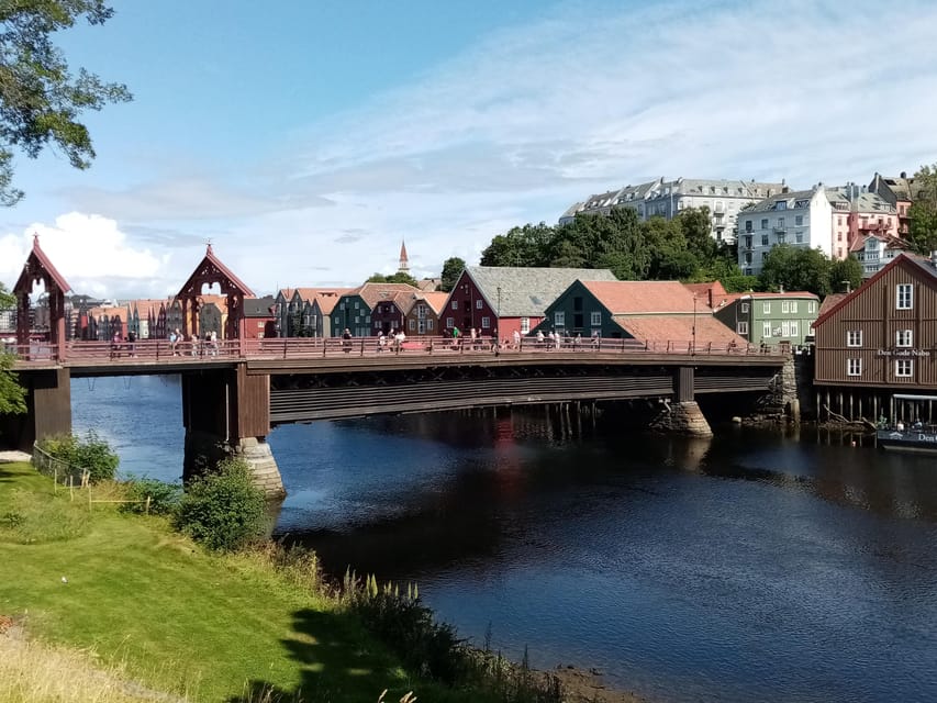 Discover the unmissables places of Trondheim - Nidarosdomen from the outside, and what to look for