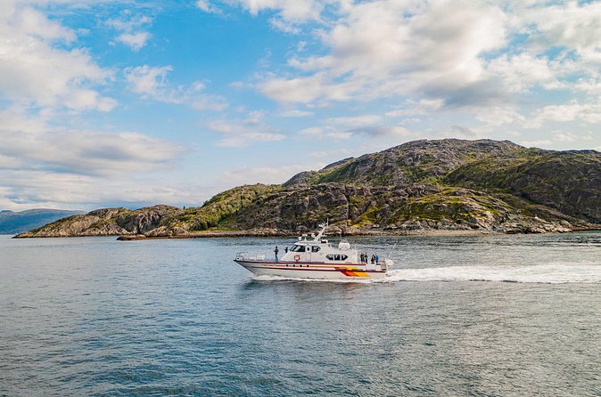 Fjord Safari in the Altafjord - Passing Isnestoften: seeing small places from a moving viewpoint