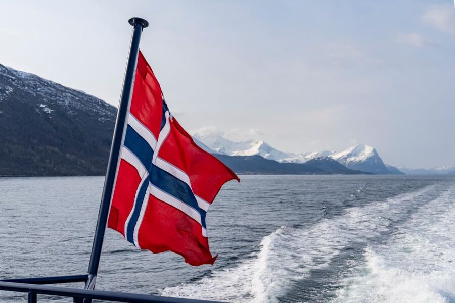 From Ålesund: Winter Fjord Cruise to Geirangerfjord - Flydalsjuvet viewpoint: iconic photos, tight timing