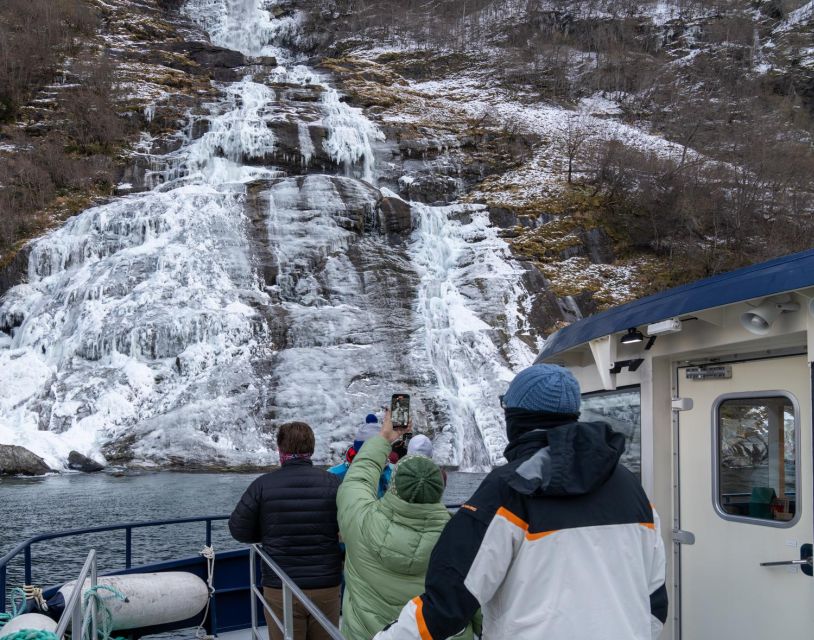 From Ålesund: Winter Fjord Cruise to Geirangerfjord - The Waterfall Walk with 327 steps: when to walk and when to bus