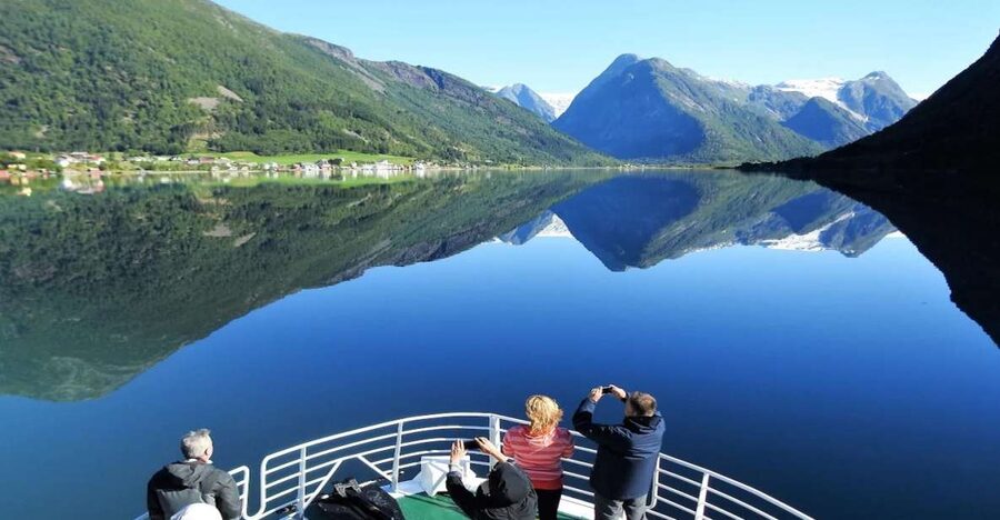 From Balestrand: Fjord Cruise to Fjærland- Round trip - Fjærland on foot: Bookbyen and the historical village shaped by the fjord