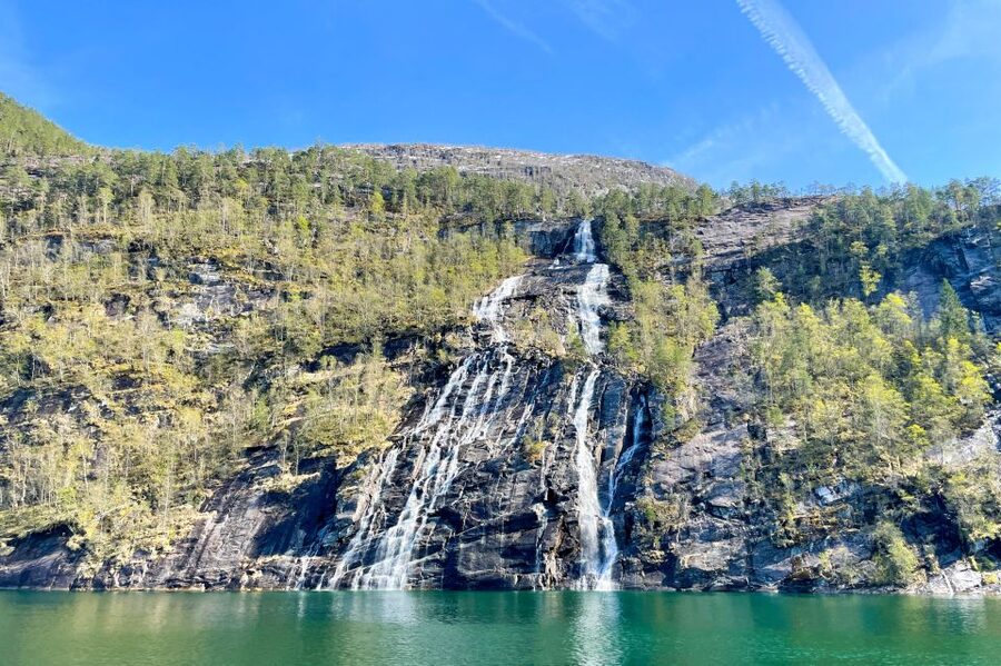 From Bergen: Modalen Private Fjord Cruise with Waterfalls - Mo Village Break: A Tiny Place With Just Enough Time