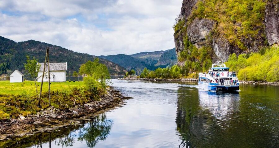 From Bergen: The Original Fjord Cruise to Mostraumen - Getting to Torget and Spotting the Rødne Fjord Cruise Boat