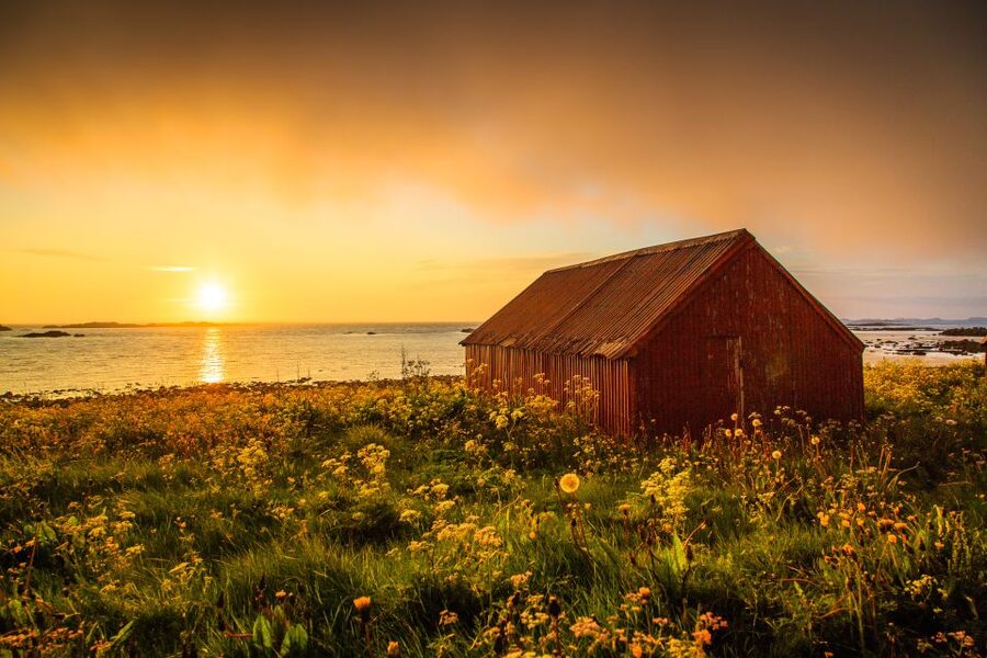 From Svolvær: Midnight sun tour with a photographer - The key stop types: mountains, beaches, and fishing village views