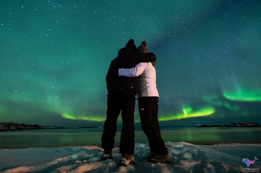 From Svolvaer: Private Northern Lights Search Trip - Warm drinks and biscuits in a Norwegian pub setting
