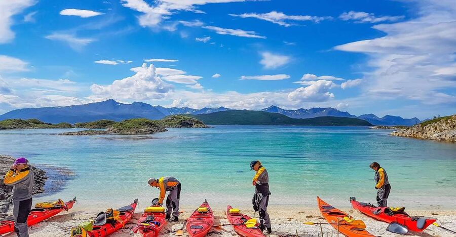 From Tromsø: Kayak trip with lunch and sauna at Sommarøy - Tromsø to Sommarøy, the easy hop-off bus day