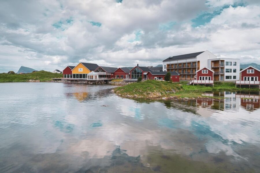 From Tromsø: Kayak trip with lunch and sauna at Sommarøy - Lunch at Sommarøy Hotel, fish soup with views
