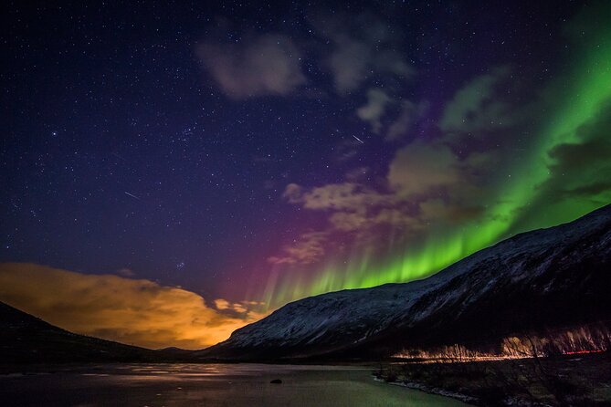 Full Night Magic of the Northern Lights in Tromso - Why the 16-Person Minibus Helps Your Odds