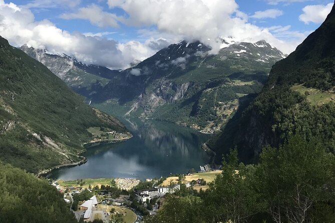 Geiranger: Excursions.no Mount Dalsnibba & Eagle's Bend - Small-group comfort, audio options, and the bus reality check