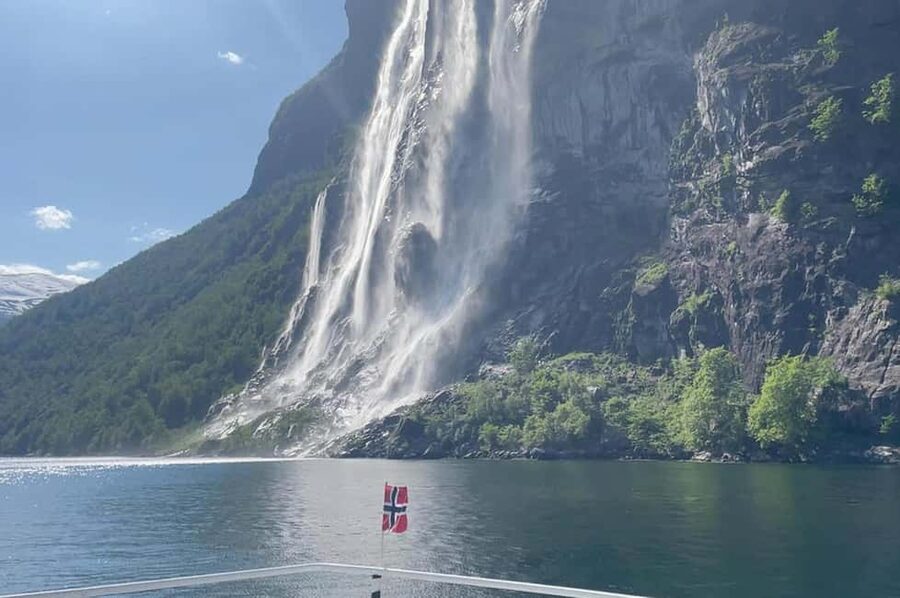 Geiranger to Ålesund Bus Tour (one way) - Start with Geirangerfjord by catamaran, then feel Friaren up close