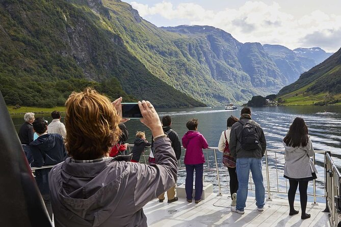 Guided Tour To Nærøyfjorden, Flåm And Stegastein - Viewpoint Cruise - Flåm stop: where lunch and photos happen