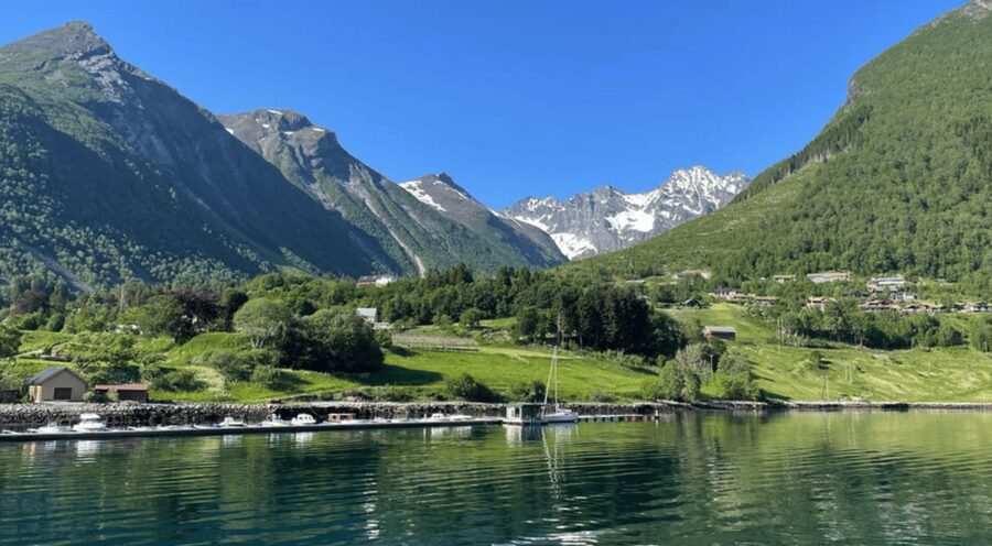 Hjørundfjord Fjord Cruise Afternoon Rountrip from Ålesund - Drinks, snacks, and staying comfortable without overplanning