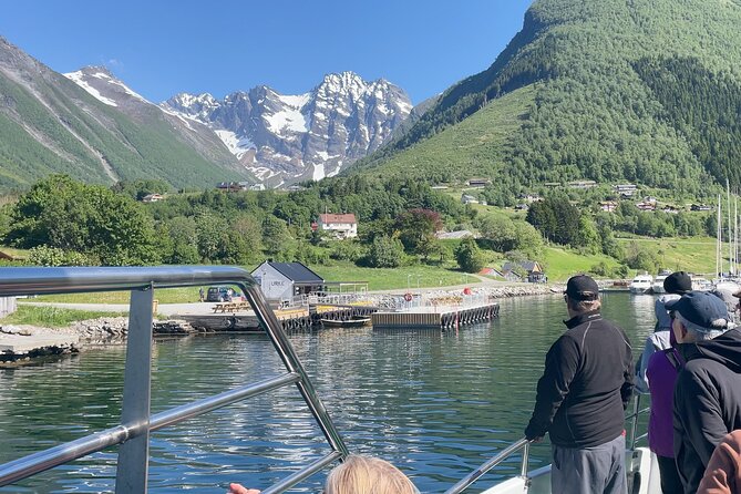 Hjørundfjord Fjord Tour Roundtrip from Ålesund - Øye stop: short walk time under steep mountains